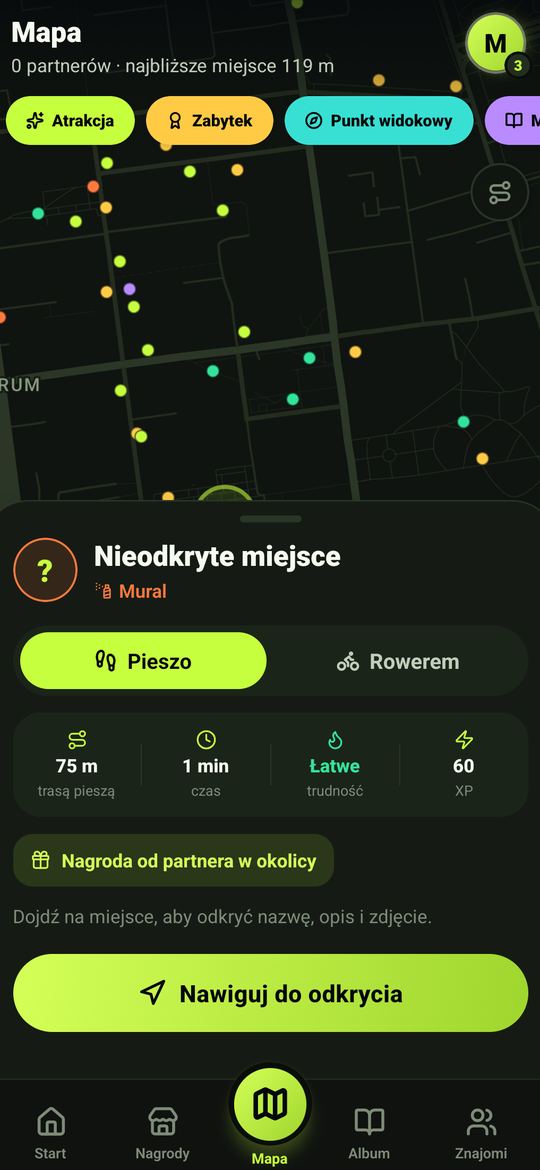 Ekran mapy ChallengeMe: nieodkryte miejsce w kategorii mural, wybór trasy pieszo lub rowerem i przycisk nawigacji do odkrycia